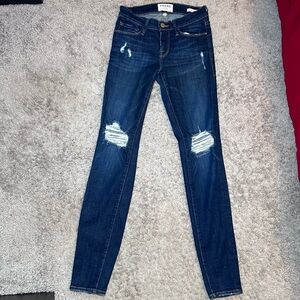 Frame Le Skinny de Jeanne dark blue distressed jeans (25)